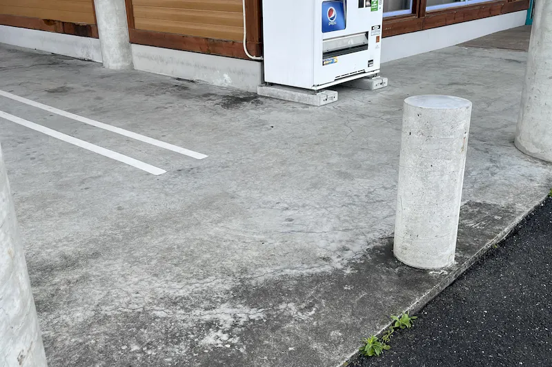【ダイナム鹿児島指宿店ゆったり館｜割引キャンペーン実施中】プロモーションイベントに最適なアミューズメント施設のイベントスペース（自販機側）
