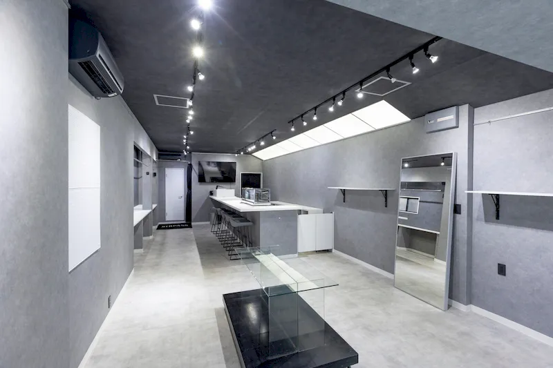 【梅小路京都西駅2分】ポップアップストアや展示会、個展等のアート展に最適なシンプルな内装の什器類の充実した路面レンタルスペース