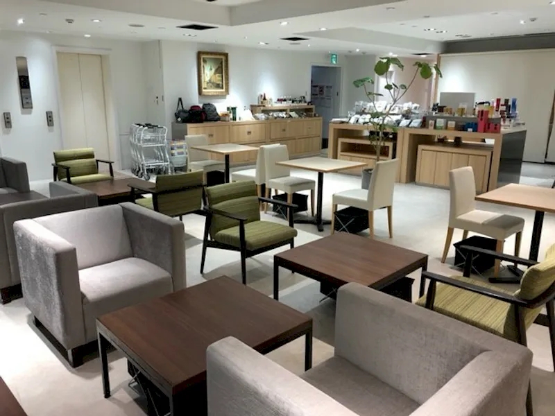 窓側からの店内イメージ