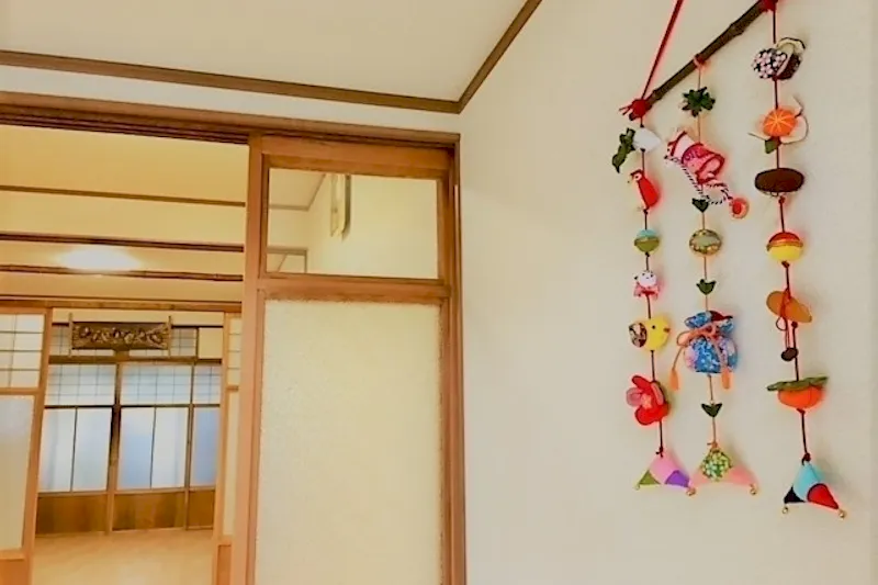 吊り飾りのある間から奥を見る