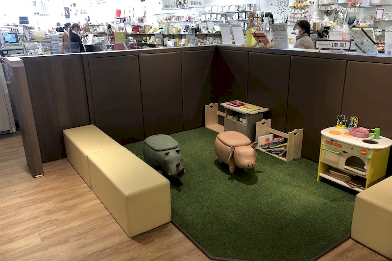 【ギフトプラザ日立店】特産品のポップアップストア会場やファッション関連の展示会、携帯スマホの販売促進イベントに適したギフトショップ内入口付近のイベントスペースB(in shop)
