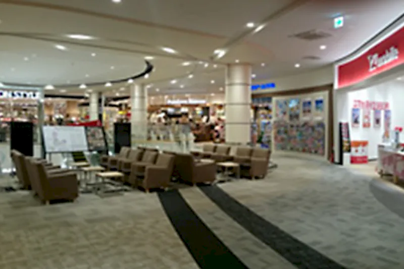【イオンモールとなみ*】２F　バルーンコート（ワイモバイル前）
