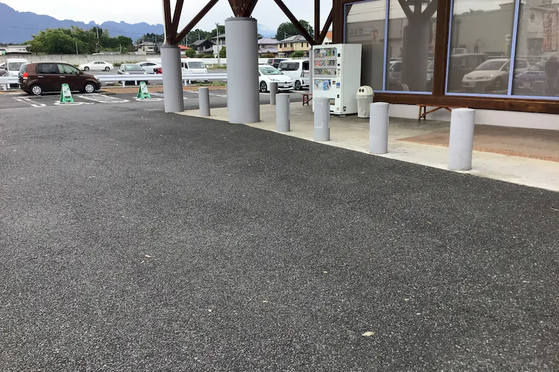 【ダイナム群馬安中店｜割引キャンペーン実施中】キッチンカー出店やプロモーションイベントに最適なアミューズメント施設のイベントスペース（③店舗正面出入口前左側）