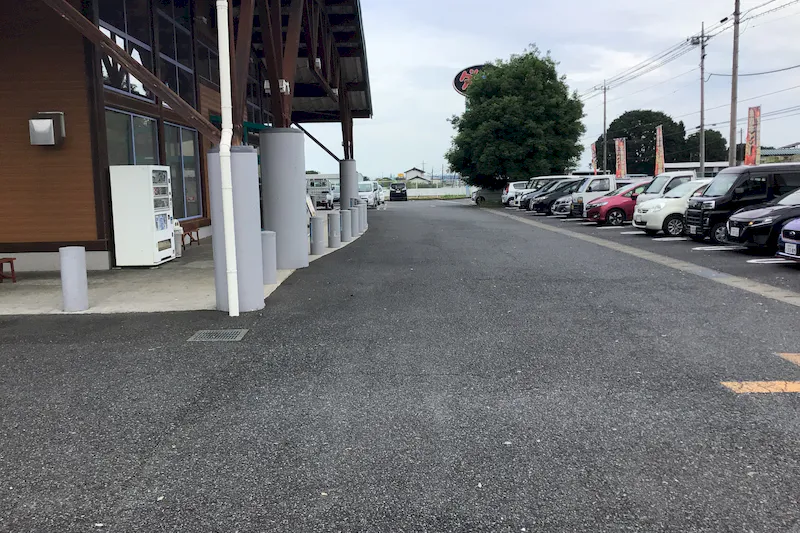 【ダイナム群馬安中店｜割引キャンペーン実施中】キッチンカー出店やプロモーションイベントに最適なアミューズメント施設のイベントスペース（③店舗正面出入口前左側）