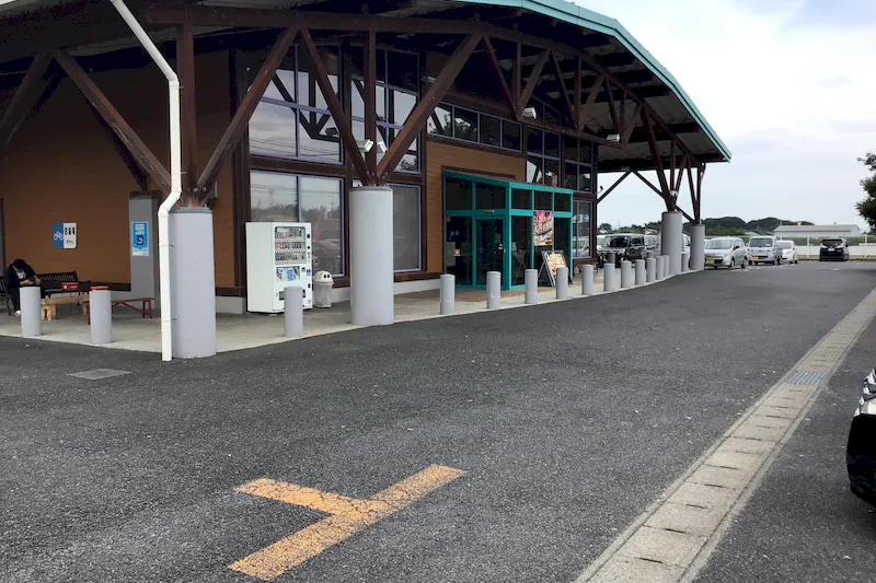 【ダイナム群馬安中店｜割引キャンペーン実施中】キッチンカー出店やプロモーションイベントに最適なアミューズメント施設のイベントスペース（③店舗正面出入口前左側）
