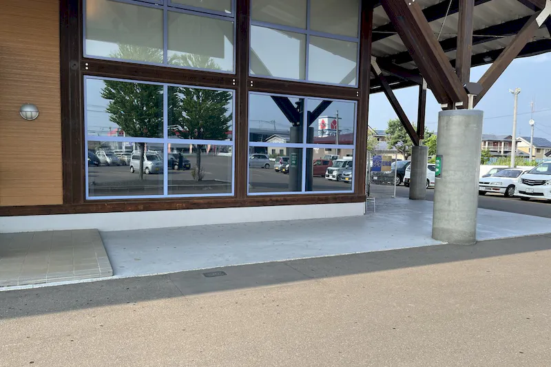 【ダイナム北見店ゆったり館｜割引キャンペーン実施中】キッチンカーやプロモーションに最適なアミューズメント施設のイベントスペース（喫煙所前）