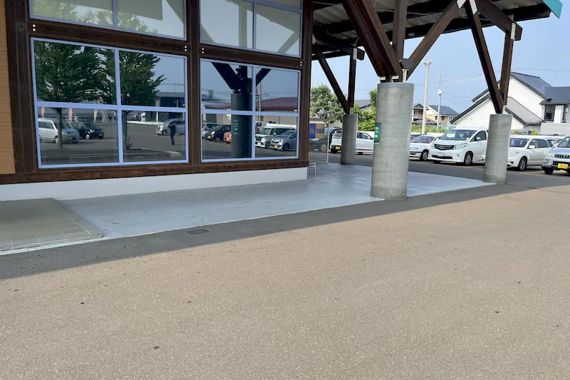 【ダイナム北見店ゆったり館｜割引キャンペーン実施中】キッチンカーやプロモーションに最適なアミューズメント施設のイベントスペース（喫煙所前）