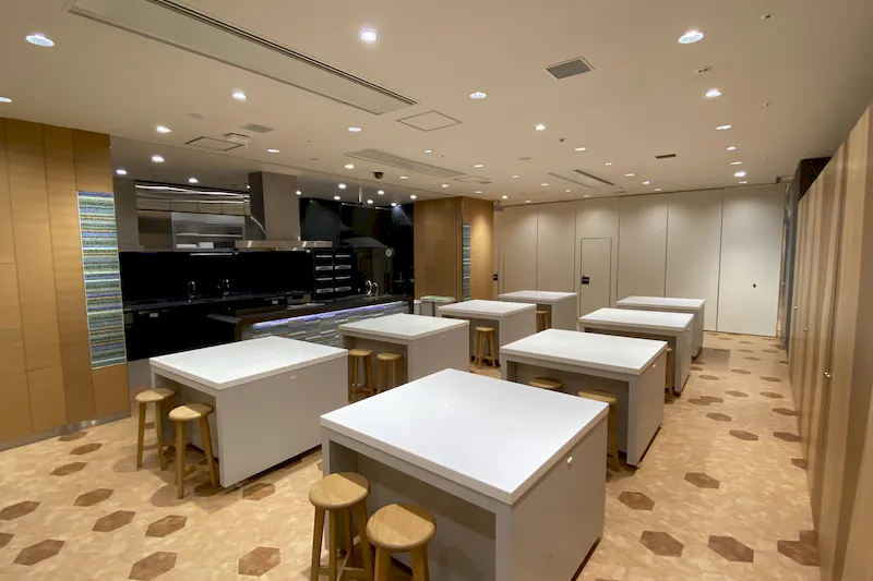 【グランフロント大阪】料理教室や飲食販売・プロモーション等の様々な用途に利用可能な商業施設内のキッチン付きイベントスペース（半面サイズ）