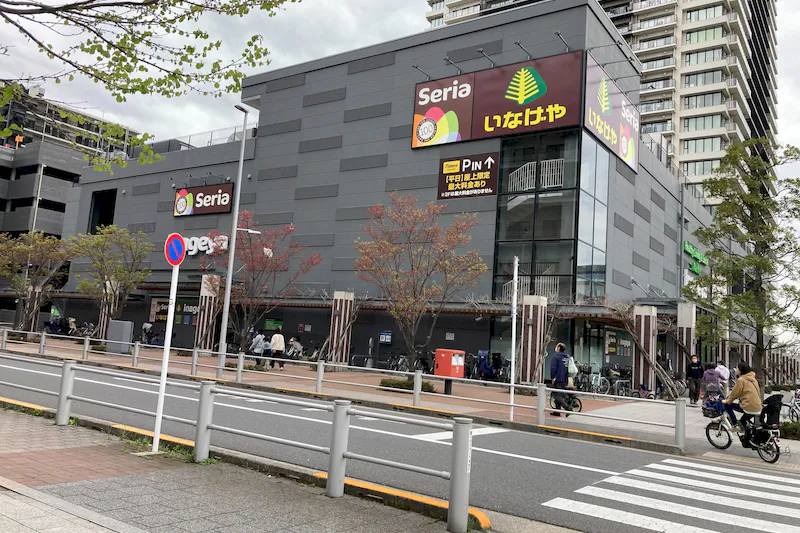 【いなげや金町店】各種プロモーションイベントに最適なスーパーマーケットの店内スペース（狭小スペース）