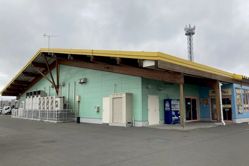 【ダイナム北海道札幌東雁来店ゆったり館｜割引キャンペーン実施中】キッチンカーやプロモーションに最適なアミューズメント施設のイベントスペース(店舗正面入口前）