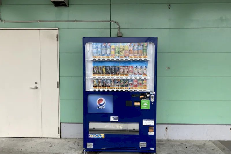 【ダイナム北海道札幌東雁来店ゆったり館｜割引キャンペーン実施中】キッチンカーやプロモーションに最適なアミューズメント施設のイベントスペース(店舗正面入口前）