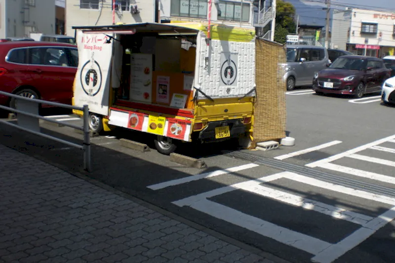 【レガネット朝倉街道】駐車場側入口 販促プロモーションやキッチンカー出店に最適なスーパー屋外催事イベントスペース