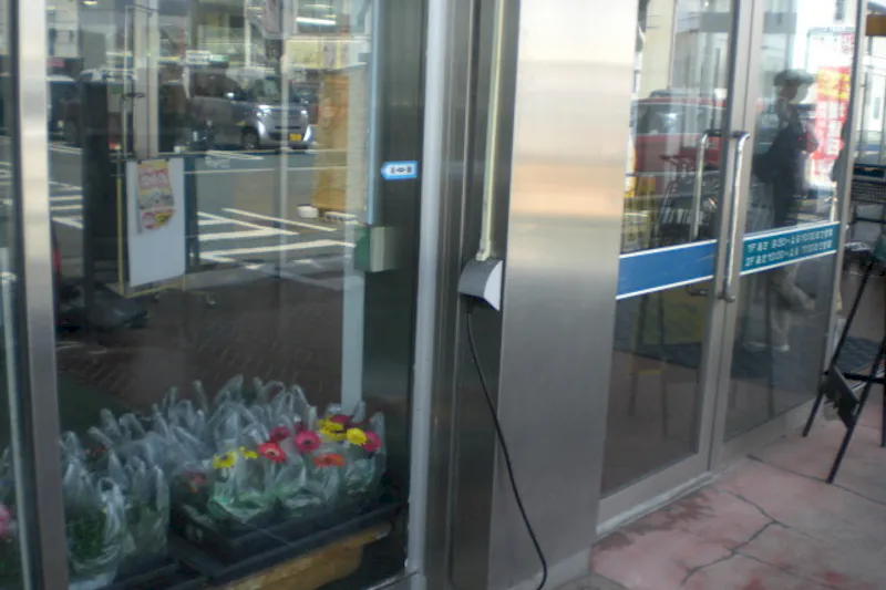【レガネット朝倉街道】駐車場側入口 販促プロモーションやキッチンカー出店に最適なスーパー屋外催事イベントスペース