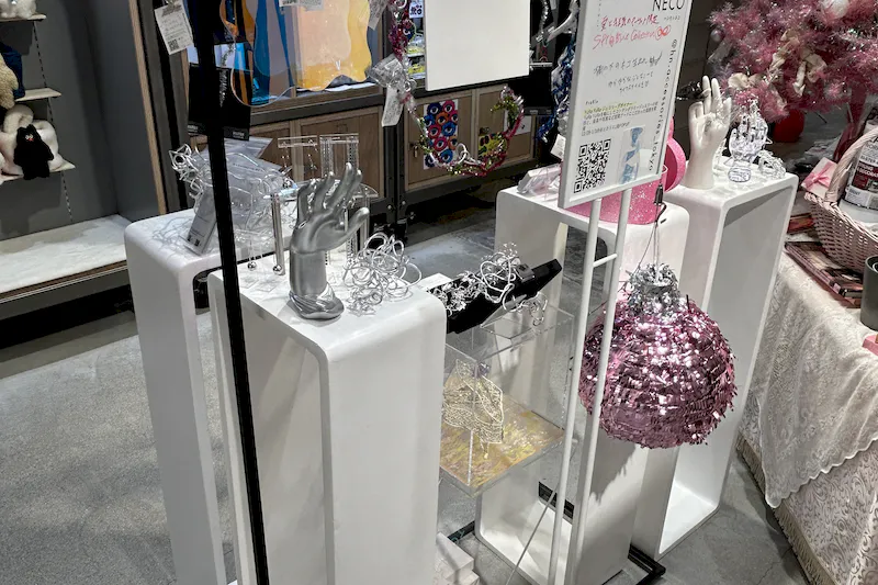 【ラフォーレ原宿／明治神宮前駅1分】愛と狂気のマーケット ポップアップストアやアート展示、商品PR等に最適、販売員スタッフ不要なラック(貸出什器)