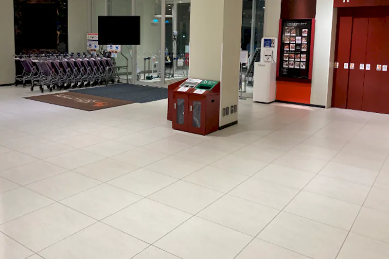 【三井アウトレットパーク 北陸小矢部】1階 東口屋内エレベーター前
