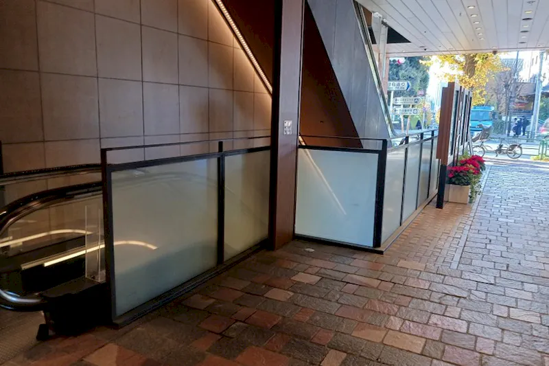 【トラッド目白｜目白駅直結】館内動線に面した1階エスカレーター横の販促イベントスペース