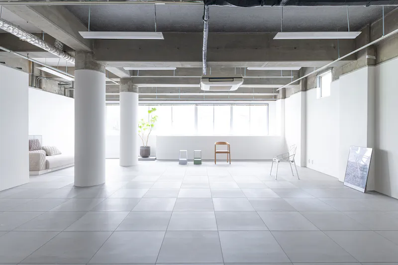 【六本木一丁目駅5分】展示会や撮影・収録、ポップアップストア等に最適な白壁のシンプルなイベントスペース