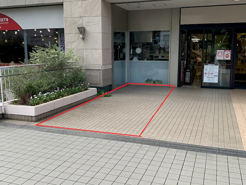 2F駅側入り口にあるトラフィックの多いスペースです