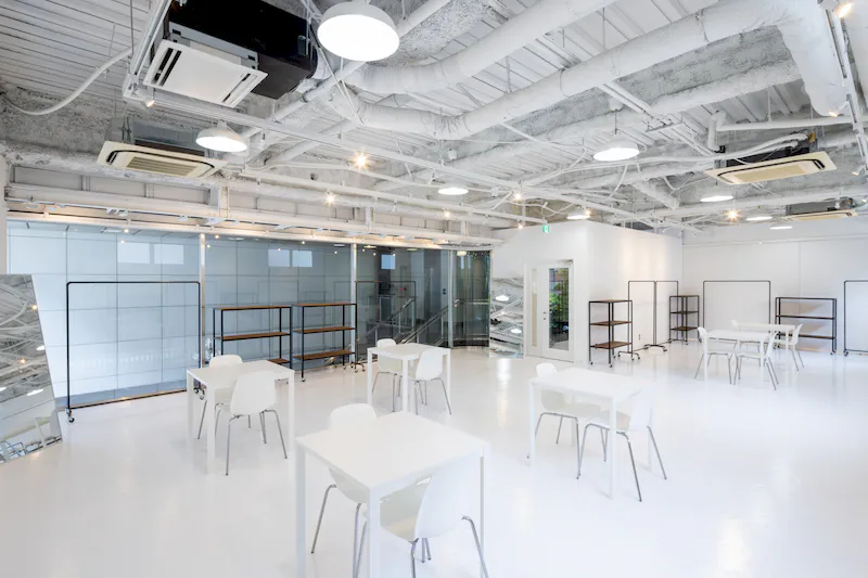 【心斎橋駅5分】招待制のファッション系展示販売会やアート系展示会に最適な白を基調とした清潔感のあるレンタルスペース