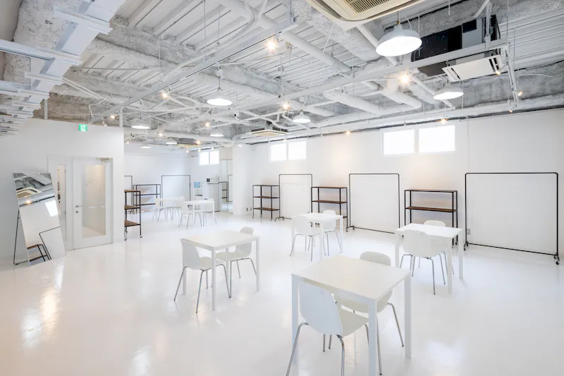 【心斎橋駅5分】招待制のファッション系展示販売会やアート系展示会に最適な白を基調とした清潔感のあるレンタルスペース