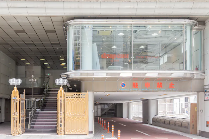 【心斎橋駅5分】招待制のファッション系展示販売会やアート系展示会に最適な白を基調とした清潔感のあるレンタルスペース