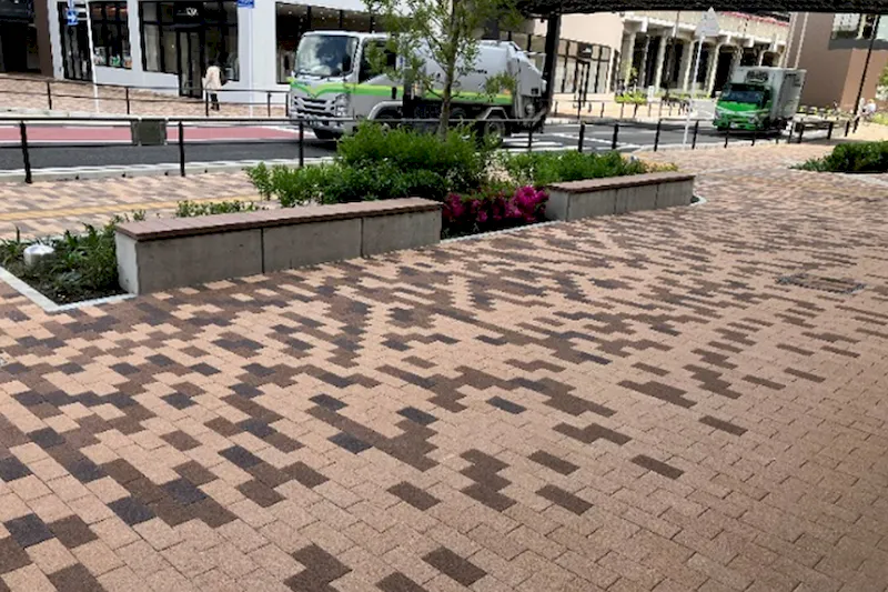 【ららテラスTOKYO-BAY】1F　通路(横断歩道前)