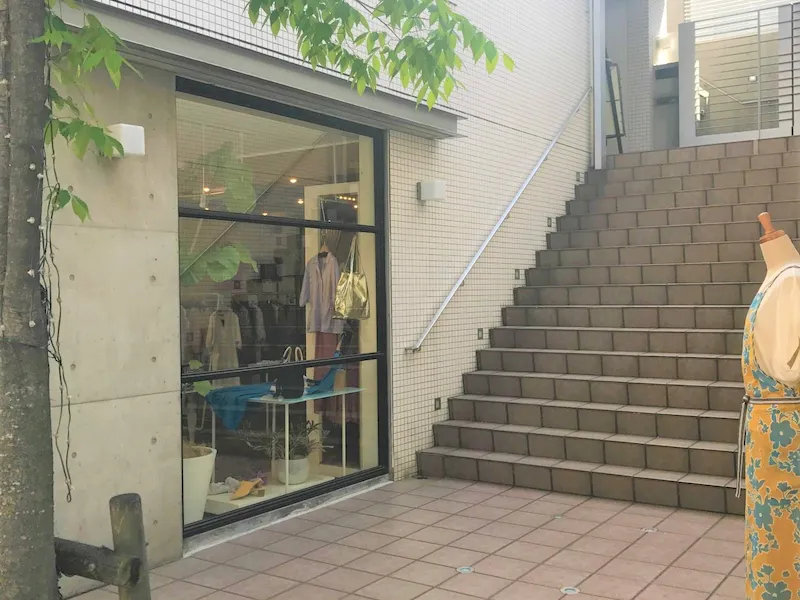 店となりのパティオ部分も広々