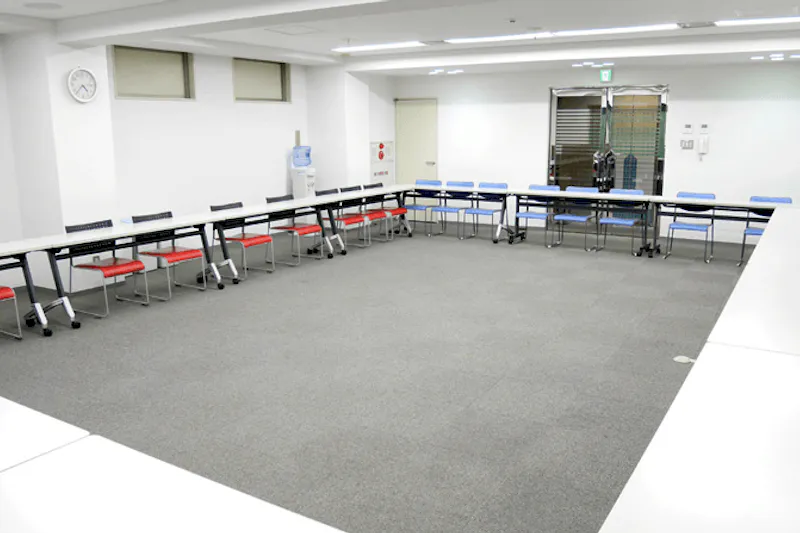【市ヶ谷駅3分】大きな窓があり開放的な3階貸会議室(大)