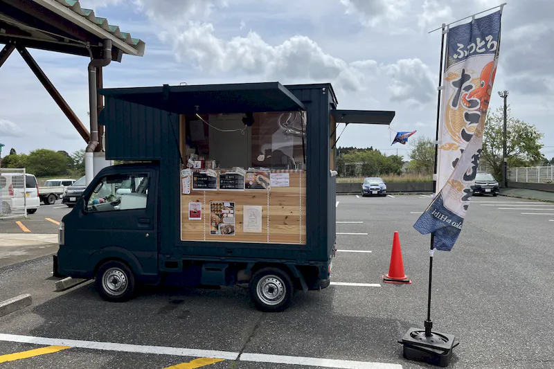【ダイナム八街店｜割引キャンペーン実施中】キッチンカー出店やプロモーションイベントに最適なアミューズメント施設のイベントスペース（②カスミ側）