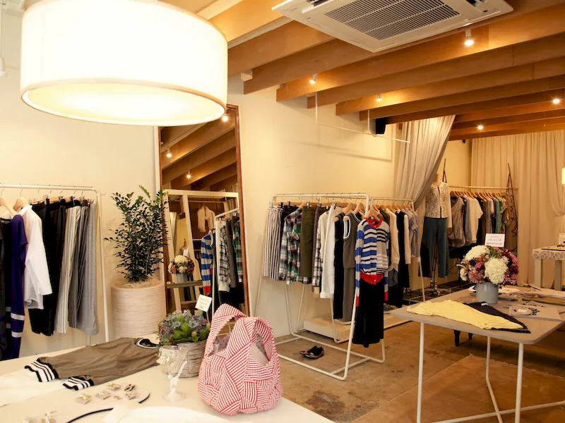 商材に合わせて展示台やハンガーなどをお貸しします。（その2）