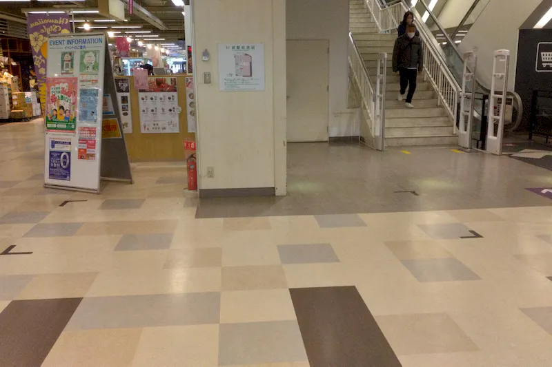 【イオン札幌西岡ショッピングセンター】壺屋前 階段下