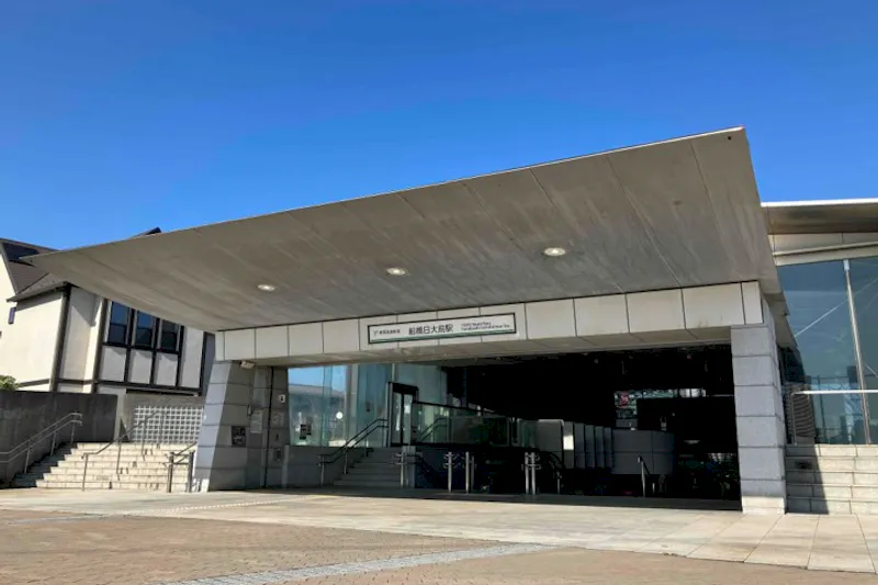 【船橋日大前駅】プロモーションや食物販に最適な人流の多い西口改札前スペース