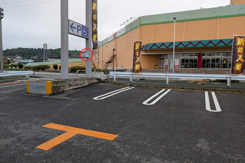 【ダイナム茨城江戸崎店｜割引キャンペーン実施中】キッチンカーに最適なアミューズメント施設の店舗正面風除室前イベントスペース