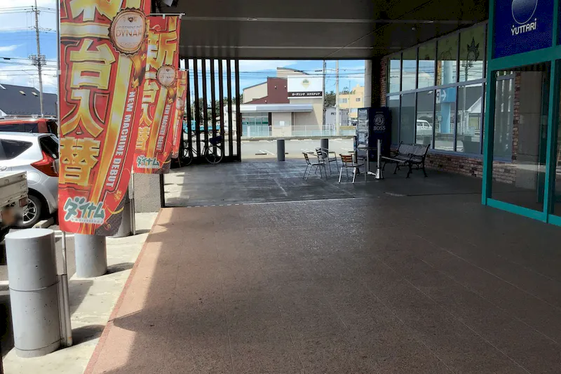 【ダイナム前橋店ゆったり館｜割引キャンペーン実施中】キッチンカーや各種プロモーションイベントに最適なアミューズメント施設のイベントスペース（正面出入口）