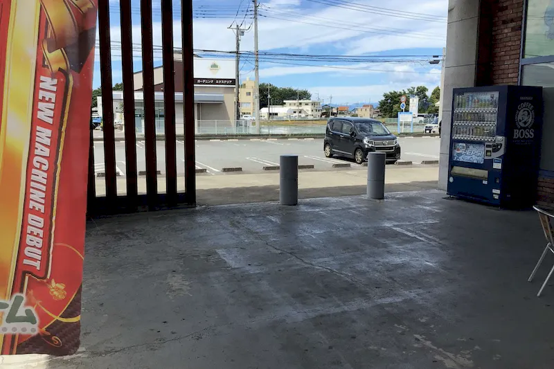 【ダイナム前橋店ゆったり館｜割引キャンペーン実施中】キッチンカーや各種プロモーションイベントに最適なアミューズメント施設のイベントスペース（正面出入口）