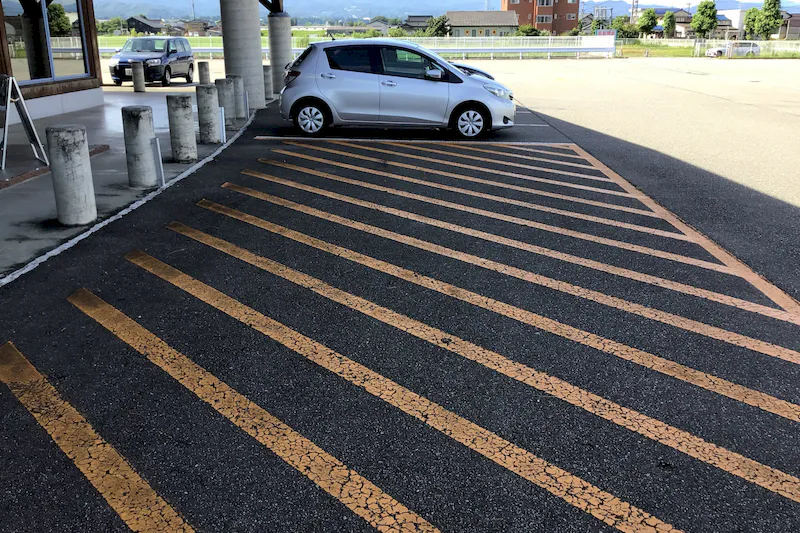 【ダイナム富山上市店｜割引キャンペーン実施中】キッチンカーやプロモーションイベントでの出店に最適なアミューズメント施設のイベントスペース（正面駐車場）