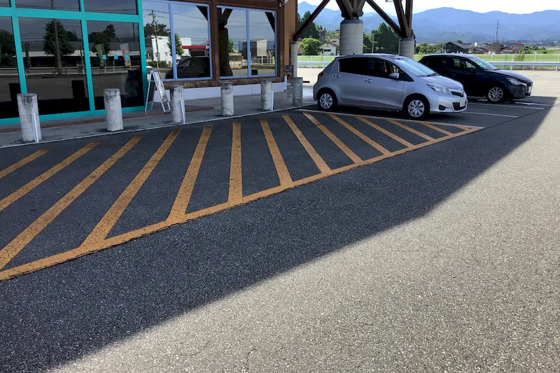 【ダイナム富山上市店｜割引キャンペーン実施中】キッチンカーやプロモーションイベントでの出店に最適なアミューズメント施設のイベントスペース（正面駐車場）