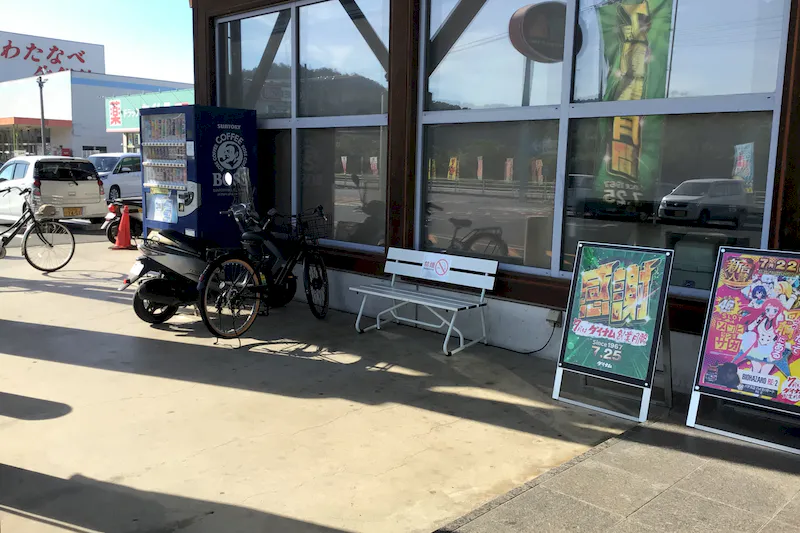 【ダイナム玉野店｜割引キャンペーン実施中】キッチンカーやプロモーションに最適なアミューズメント施設のイベントスペース（出入口左）