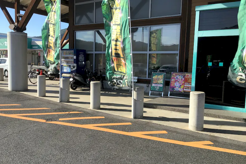 【ダイナム玉野店｜割引キャンペーン実施中】キッチンカーやプロモーションに最適なアミューズメント施設のイベントスペース（出入口左）