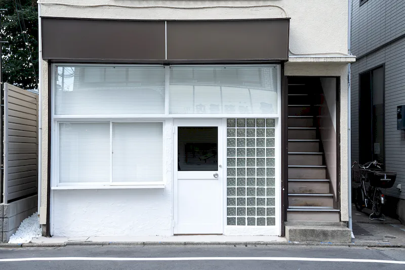 【世田谷駅5分】写真展・アート展示・アパレルPOPUPに｜自然光と白壁の路面ギャラリー