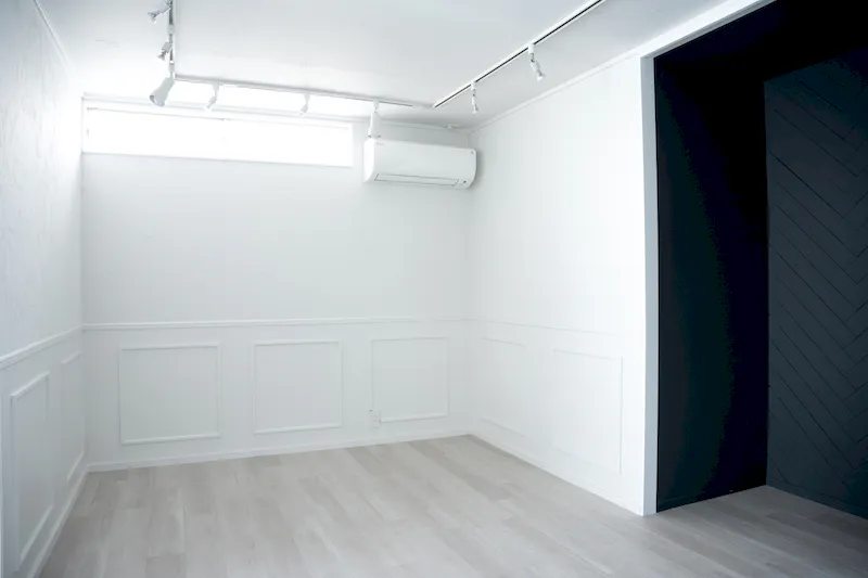 【世田谷駅5分】写真展・アート展示・アパレルPOPUPに｜自然光と白壁の路面ギャラリー