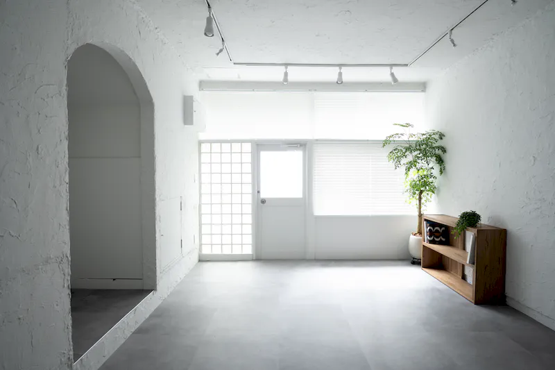【世田谷駅5分】写真展・アート展示・アパレルPOPUPに｜自然光と白壁の路面ギャラリー