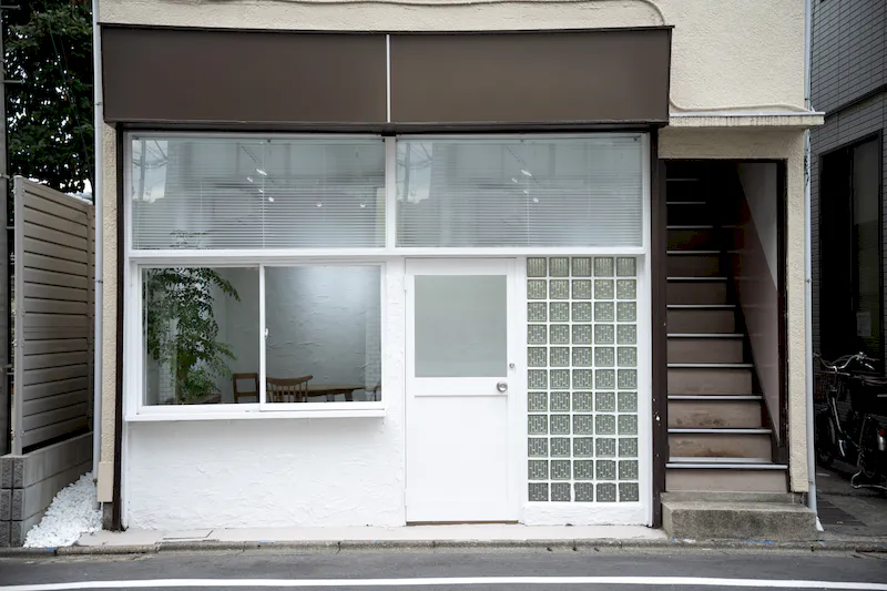 【世田谷駅5分】写真展・アート展示・アパレルPOPUPに｜自然光と白壁の路面ギャラリー