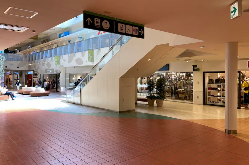 【三井アウトレットパーク 幕張】C-SITE 1階 ブリッジ側エスカレーター横