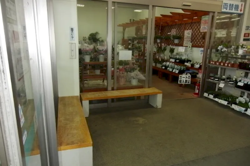 【エフマート鈴鹿インター】風除室食品側　販促プロモーションに最適なスーパー店内催事イベントスペース
