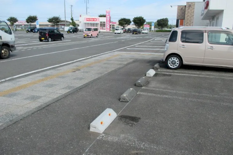 【フレスポ本荘】キッチンカー利用が可能なソフトバンク脇の屋外スペース