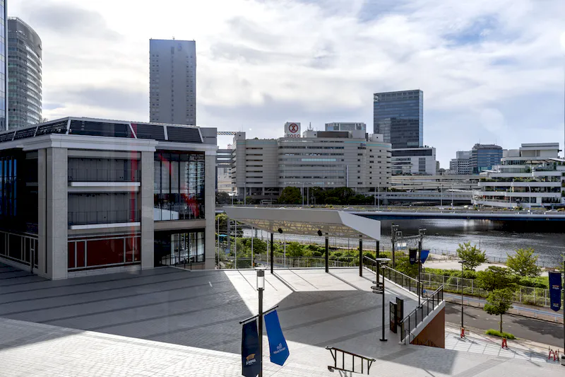 【Kアリーナ横浜 】大規模なプロモーションやパフォーマンスイベントに最適な世界最大級の音楽特化型アリーナふもとのイベントスペース