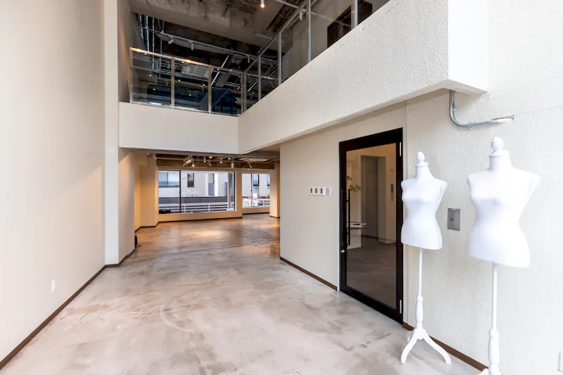 【表参道駅3分】新規オープン期間限定価格｜ポップアップや展示会に最適な1階吹き抜けガラス張りの快適イベントスペース「長期利用割引可」