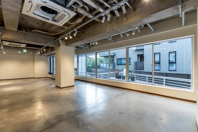 【表参道駅3分】新規オープン期間限定価格｜ポップアップや展示会に最適な1階吹き抜けガラス張りの快適イベントスペース「長期利用割引可」