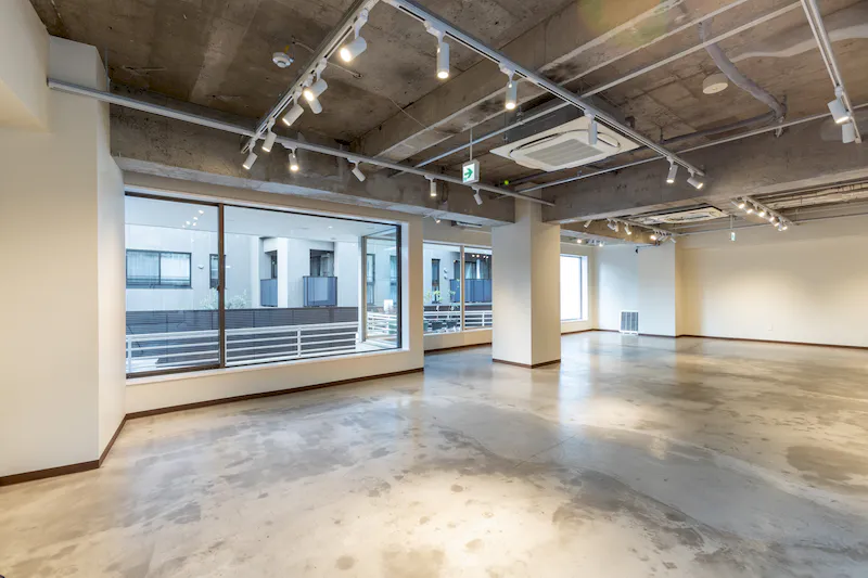 【表参道駅3分】新規オープン期間限定価格｜ポップアップや展示会に最適な1階吹き抜けガラス張りの快適イベントスペース「長期利用割引可」